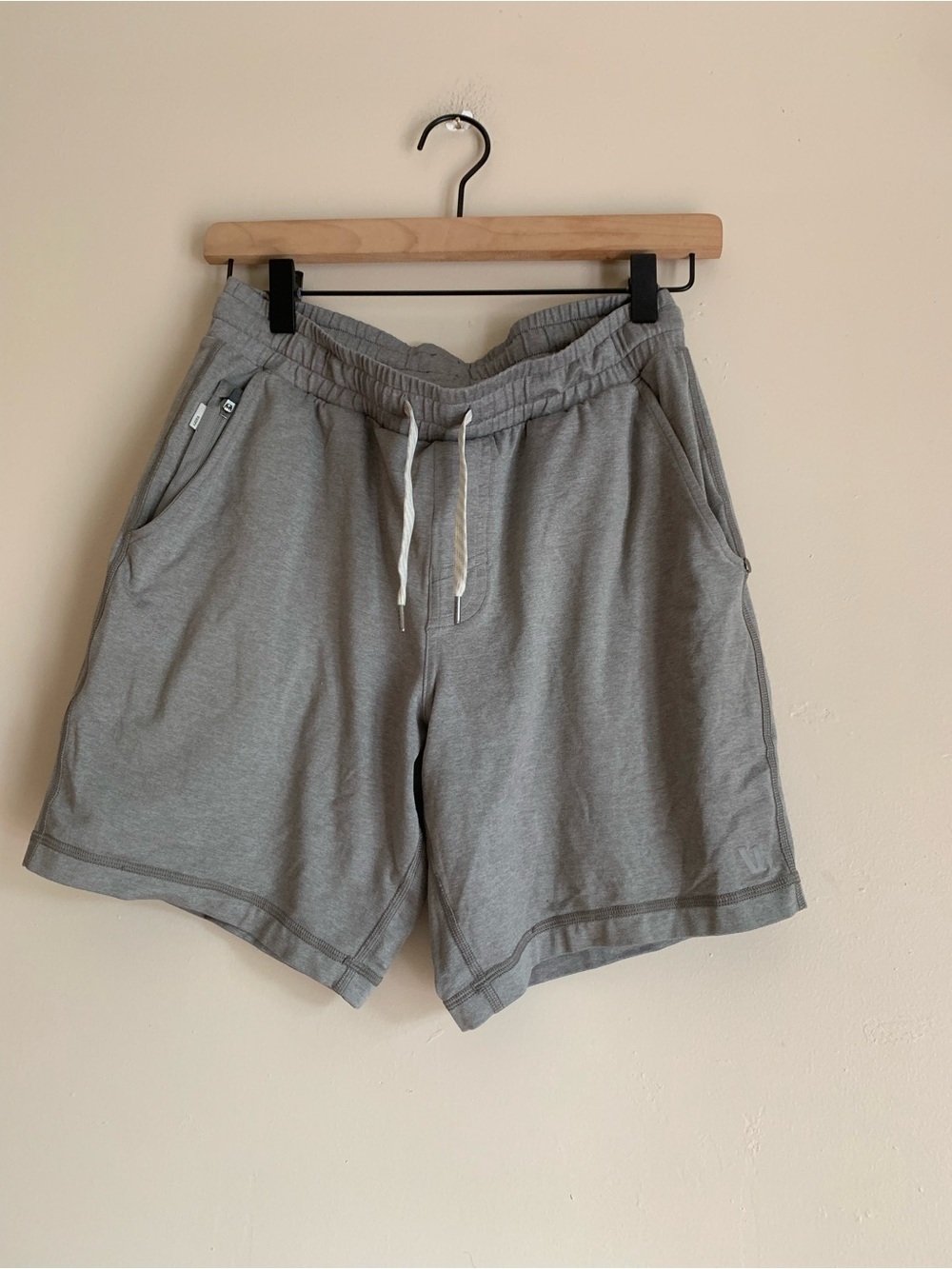 Vuori Heather Gray Athletic Drawstring Shorts Mens Size Small Casual Bottoms